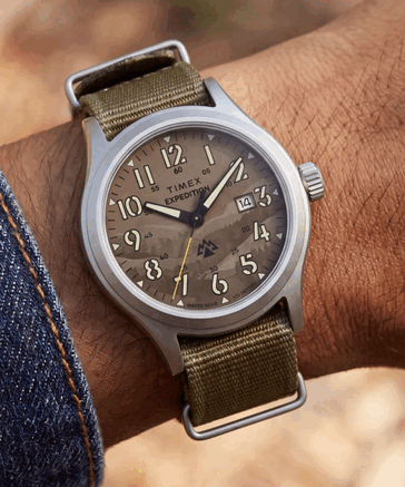 El Timex TW2Y89500 cuenta con una esfera de camuflaje en tono beige 