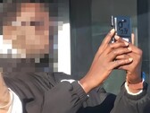 Han aparecido en China fotos espía del supuesto Xiaomi 17 Ultra con una carcasa protectora, y también hay noticias sobre el modelo global. (Fuente de la imagen: Weibo, editado)