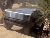 El Tesla Cybertruck hizo todo un espectáculo subiendo la pendiente de Hollister Hill Stair Step durante una reciente salida de pruebas todoterreno. (Fuente de la imagen: @stretch_thecj2l en Instagram)