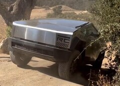 El Tesla Cybertruck hizo todo un espectáculo subiendo la pendiente de Hollister Hill Stair Step durante una reciente salida de pruebas todoterreno. (Fuente de la imagen: @stretch_thecj2l en Instagram)