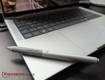 HP Active Pen G3 apoyado magnéticamente en el reposamanos