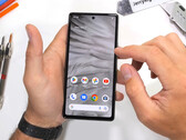 El Pixel 7a aguanta bien los arañazos, las quemaduras y las dobleces. (Fuente de la imagen: JerryRigEverything)