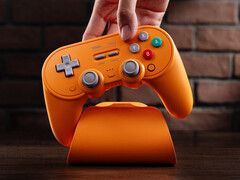 La nueva versión de la 8BitDo Pro 3 presenta un acabado especialmente llamativo. (Fuente de la imagen: 8BitDo)