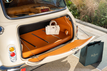 A diferencia de muchos otros restomods eléctricos, el Mini eMastered conserva un maletero de tamaño decente. (Fuente de la imagen: David Brown Automotive)