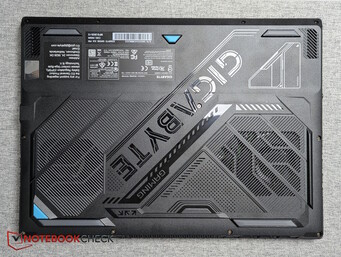 A16 Pro: Sin diferencias también en la parte inferior