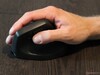 Los botones para el pulgar y la rueda de desplazamiento están colocados muy juntos