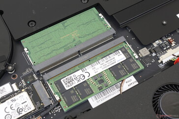 Ranuras accesibles para 2x DDR5 SODIMM. No podemos notar ningún ruido electrónico o silbido de la bobina de nuestra unidad de prueba