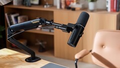 El Maono PD500W puede utilizarse como micrófono con cable o inalámbrico para retransmisiones en directo desde un ordenador portátil o un teléfono móvil.