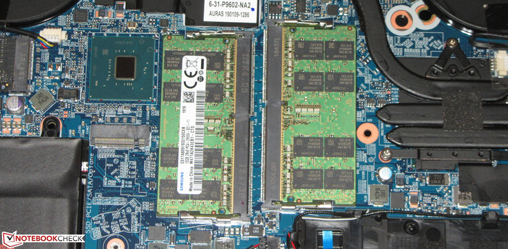 Dos módulos de memoria de trabajo están incorporados, por lo que el almacenamiento funciona en modo de doble canal.