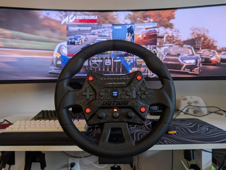 Volante Asetek Initium con Assetto Corsa Competizione en PC.