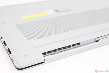 Rejillas de escape a lo largo de la parte trasera del chasis