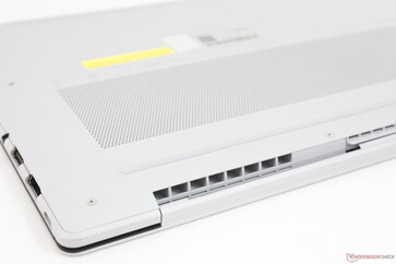 Rejillas de escape a lo largo de la parte trasera del chasis