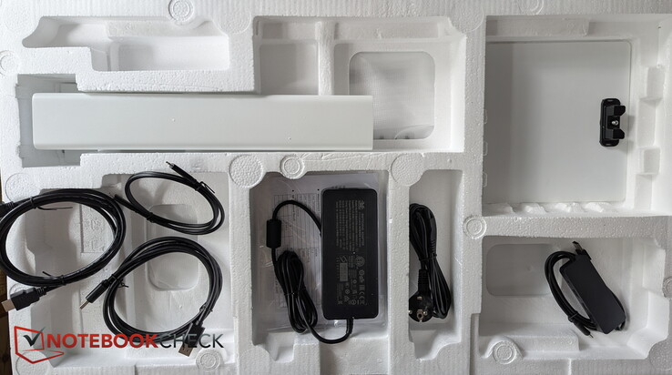 Cables (HDMI, DP, USB-C), adaptador de corriente, soporte y concentrador USB