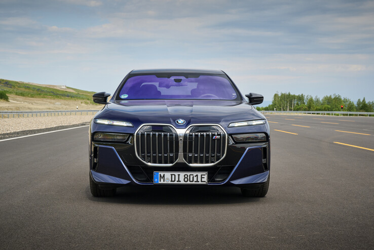 Los sensores LiDAR montados en la parte delantera interrumpen la parrilla de los riñones para permitir el Piloto Personal L3 en los vehículos BMW Serie 7 de 2024. (Fuente de la imagen: BMW)