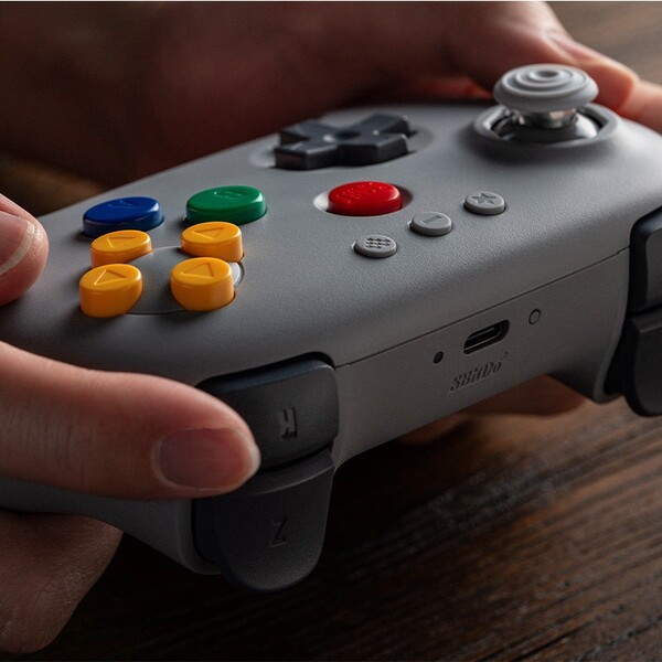 El mando Bluetooth 8BitDo 64 en gris clásico tiene botones de colores como el mando original de N64. (Fuente de la imagen: 8BitDo)