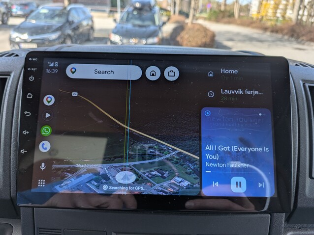 Debido al procesamiento fuera del dispositivo, Android Auto y Apple CarPlay funcionan bien, todo lo demás en el sistema es dolorosamente lento.
