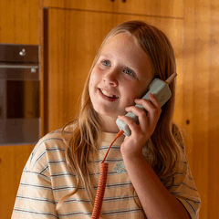 El teléfono inalámbrico Waffle Home para niños solo permite llamadas de contactos seguros designados.