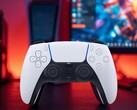 Mando DualSense de PS5 frente a la pantalla de un ordenador