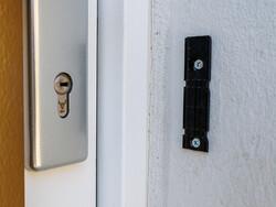 La placa de montaje puede pegarse o atornillarse.