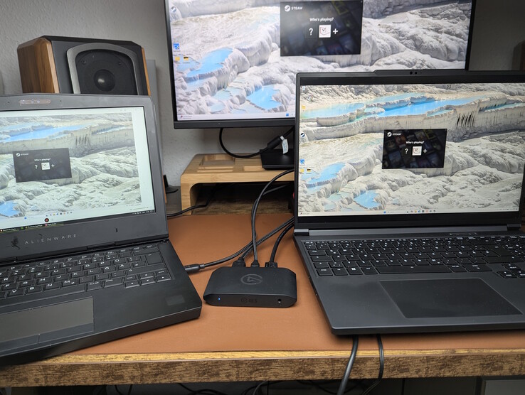 Izquierda: PC de captura (Elgato Studio); derecha: PC de juegos; arriba: monitor externo