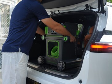 El robot de tenis Acemate S10 Pro se puede desmontar para que quepa en maleteros más pequeños.