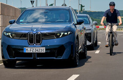 BMW Neue Klasse: Protección activa para ciclistas. El cierre electrónico de las puertas impide que los ocupantes las abran cuando se aproxima un ciclista.