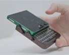 Galaxy Z Flip 5 con carcasa personalizada y teclado BlackBerry en una mano