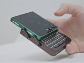 Galaxy Z Flip 5 con carcasa personalizada y teclado BlackBerry en una mano