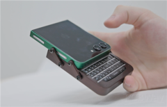 Galaxy Z Flip 5 con carcasa personalizada y teclado BlackBerry en una mano