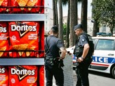 Un estudiante de 17 años fue detenido después de que un sistema de seguridad de inteligencia artificial identificara erróneamente su bolsa de patatas fritas como un arma. (Fuente de la imagen: Andre Moura/Pexels, Darya Sannikova/Pexels)