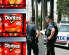Un estudiante de 17 años fue detenido después de que un sistema de seguridad de inteligencia artificial identificara erróneamente su bolsa de patatas fritas como un arma. (Fuente de la imagen: Andre Moura/Pexels, Darya Sannikova/Pexels)