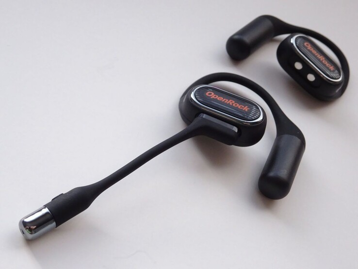 Cada auricular OpenRock Link 20 tiene dos micrófonos MEMS integrados que reducen el ruido de fondo durante las llamadas. Se puede conectar un micrófono de brazo magnético desmontable a cualquiera de las dos unidades para reducir aún más el ruido. (Fuente de la imagen: Notebookcheck)