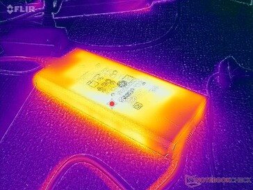 El adaptador de CA alcanza más de 45 C cuando se juega