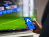 Una mano sostiene un smartphone con la aplicación de VPN abierta