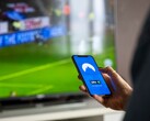 Una mano sostiene un smartphone con la aplicación de VPN abierta