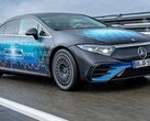 La batería de estado sólido de este EQS permite recorrer 620 millas con carga. (Fuente de la imagen: Mercedes)