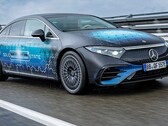 La batería de estado sólido de este EQS permite recorrer 620 millas con carga. (Fuente de la imagen: Mercedes)