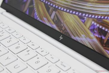 Las bisagras no son muy fuertes, pero la tapa es tan ligera que tambalearse no es un problema