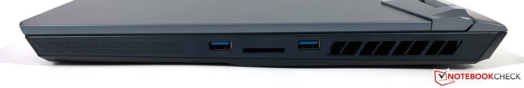 Derecho: USB-A (3.2 Gen. 1), lector SD, USB-A (3.2 Gen. 1)