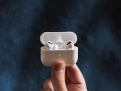 SPR AVS (Spatial Relay Audio-Visual Sync) está siendo implementado por primera vez por Apple en el iPhone 17, los AirPods Pro 3 y Vision Pro. En la imagen, los AirPods Pro. (Fuente de la imagen: Omid armin en Unsplash)