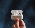 SPR AVS (Spatial Relay Audio-Visual Sync) está siendo implementado por primera vez por Apple en el iPhone 17, los AirPods Pro 3 y Vision Pro. En la imagen, los AirPods Pro. (Fuente de la imagen: Omid armin en Unsplash)