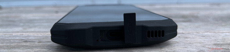 Parte inferior: USB-C 2.0 (datos/carga)
