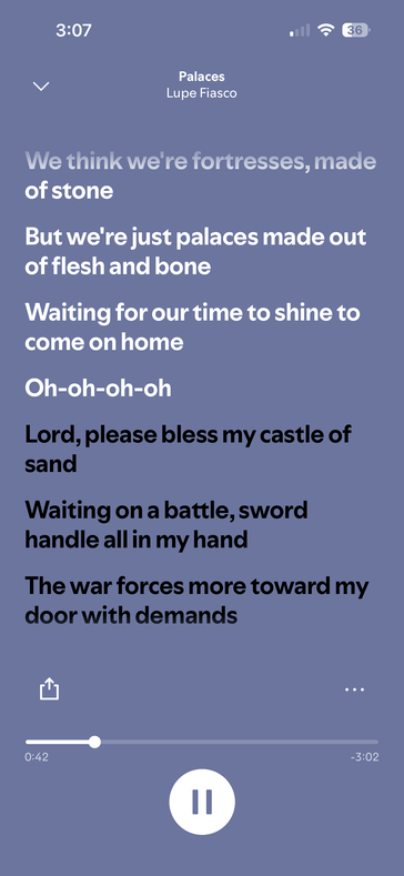 ...frente a la pestaña de letras en Spotify.