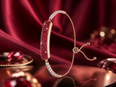 La pulsera Inllie Luna Light en acabado dorado con detalles de moissanitas rojas 