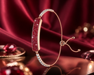 La pulsera Inllie Luna Light en acabado dorado con detalles de moissanitas rojas 