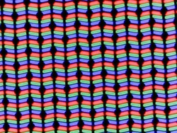 La pantalla LC utiliza una matriz clásica de subpíxeles RGB formada por un diodo emisor de luz rojo, uno azul y uno verde.