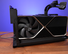 La RTX 4090 FE apenas cabe en una caja de GPU externa Razer Core X Chroma. (Fuente de la imagen: Jarrod's Tech)