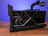 La RTX 4090 FE apenas cabe en una caja de GPU externa Razer Core X Chroma. (Fuente de la imagen: Jarrod's Tech)