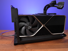 La RTX 4090 FE apenas cabe en una caja de GPU externa Razer Core X Chroma. (Fuente de la imagen: Jarrod&#039;s Tech)