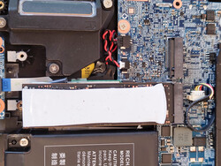 El SSD con su almohadilla térmica y la ranura SSD libre